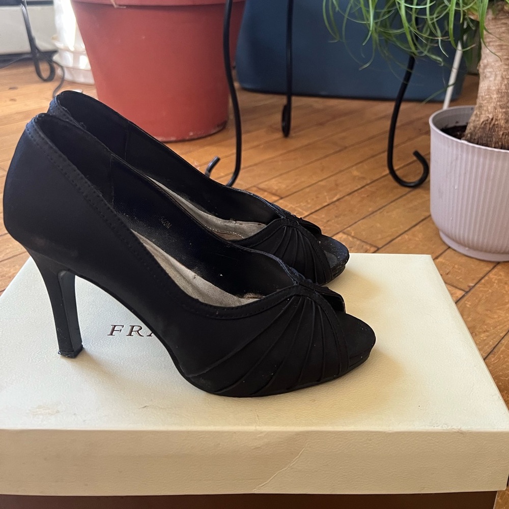Black pumps